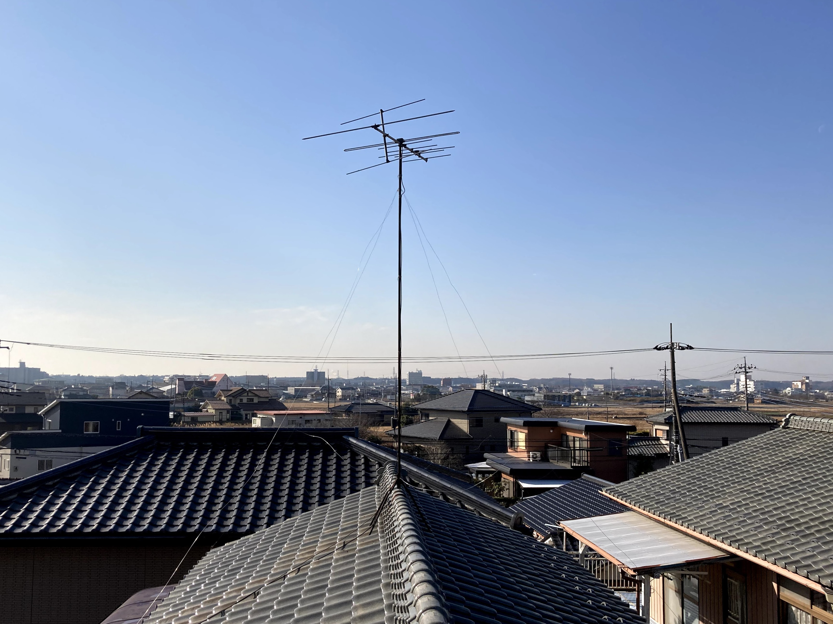 屋根上で倒れてしまっているアンテナの撤去工事_施工前