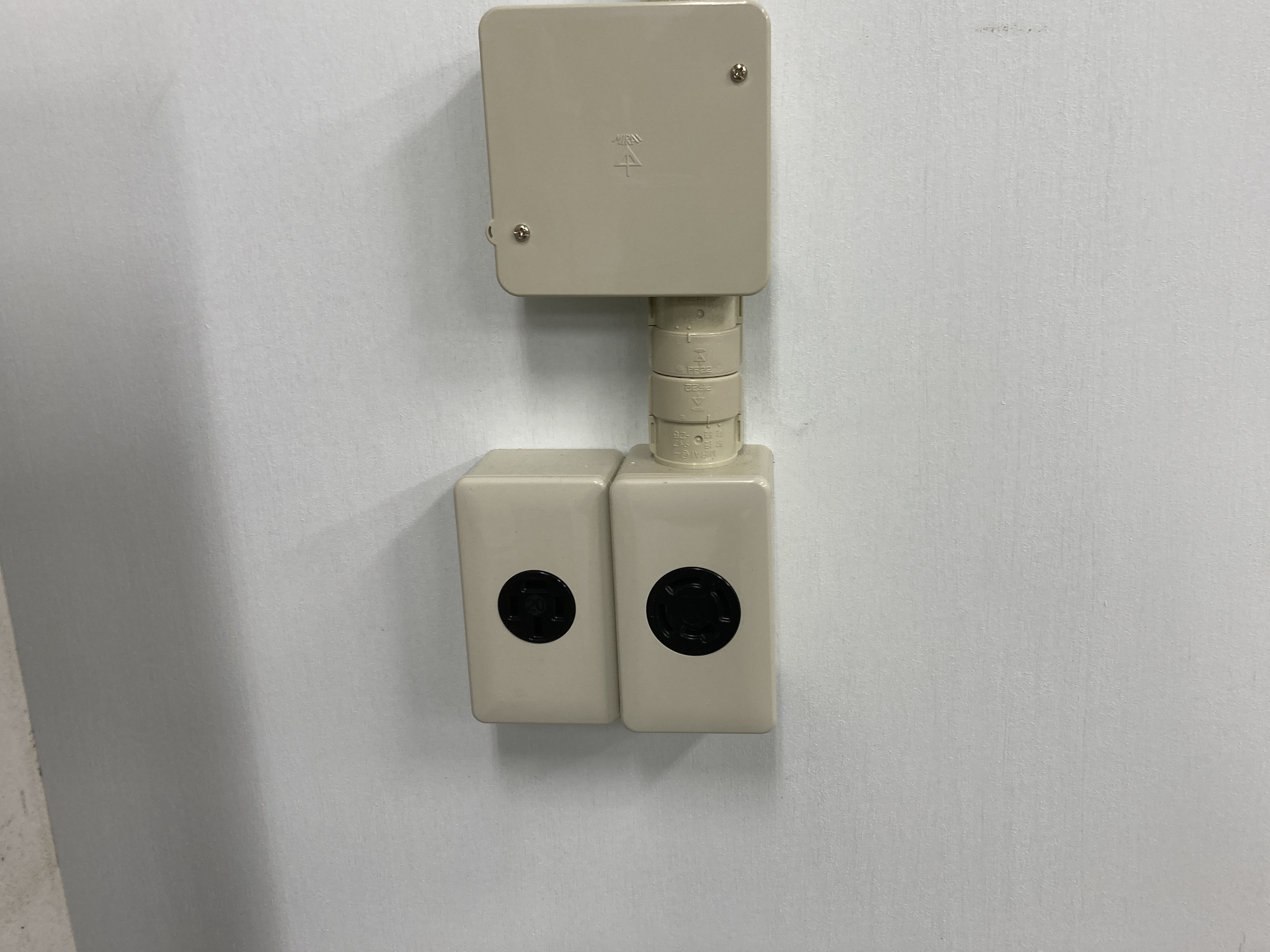 動力ブレーカー・コンセント設置工事4