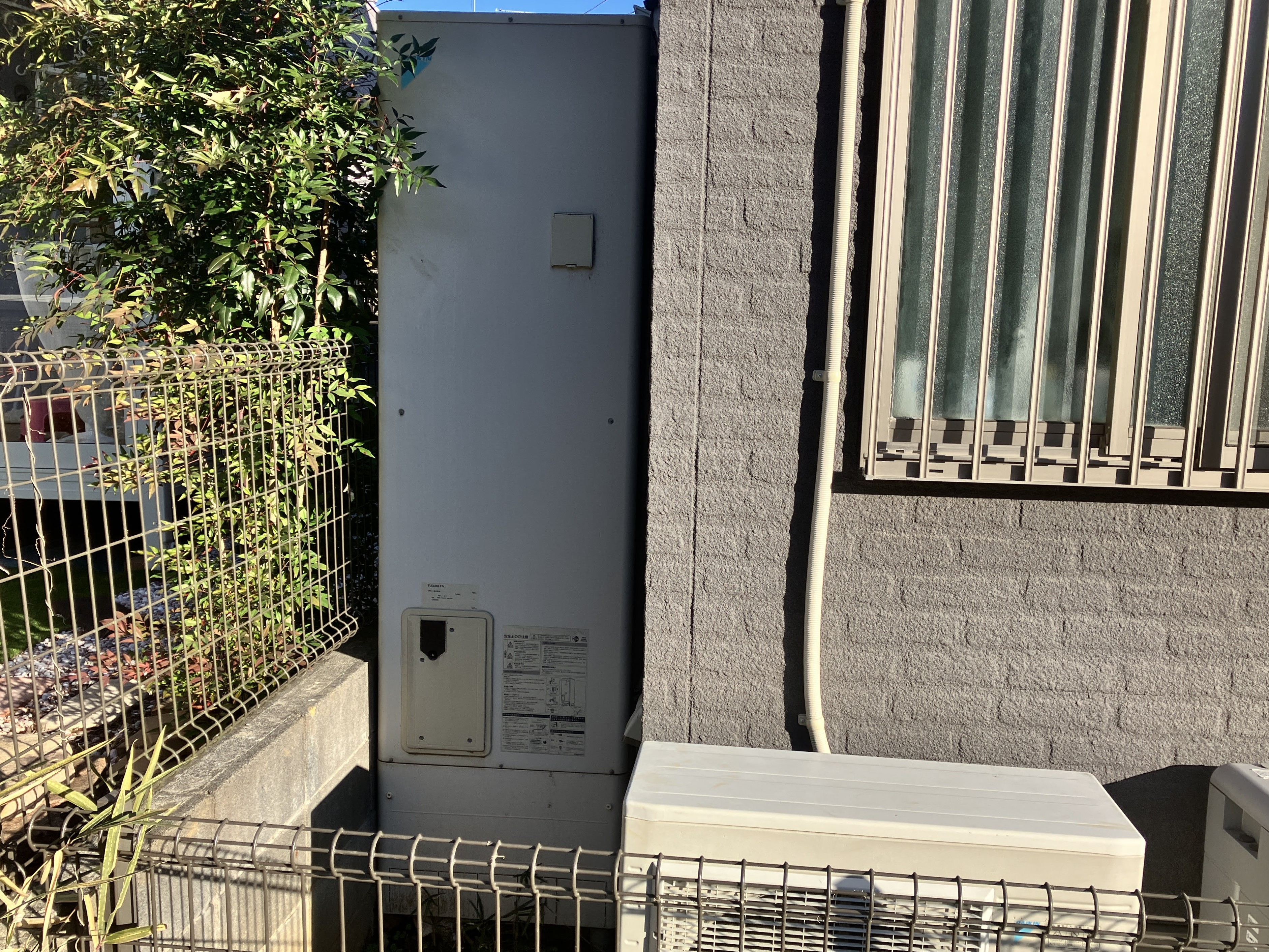 薄型エコキュートから薄型エコキュートへの交換工事_施工前